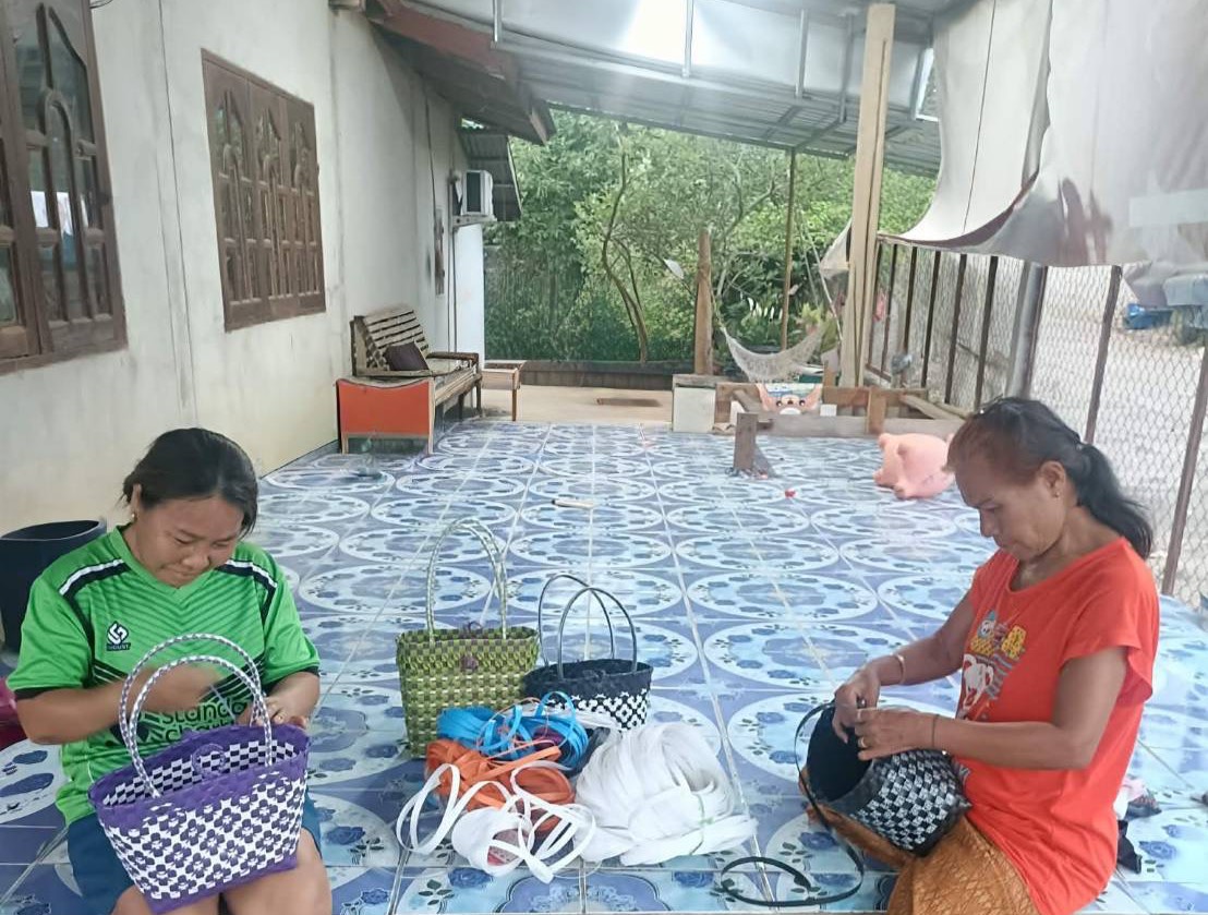 งานจักรสานตระกร้าจากพลาสติก (นางหวานตา สีหลิ่ง บ้านนาคำ ต.ศรีสำราญ อ.พรเจริญ จ.บึงกาฬ)